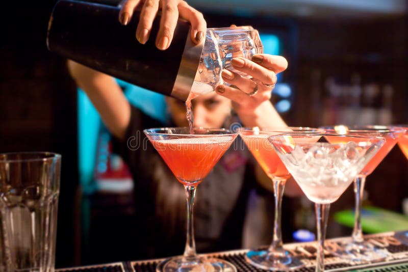 De meisjesbarman bereidt een cocktail in de nachtclub voor royalty-vrije stock foto's De meisjesbarman bereidt een cocktail in de nachtclub voor royalty-vrije stock foto's