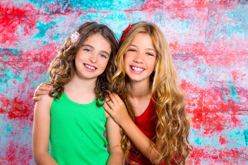 Beschrijven Eigenlijk besteden De Meisjesomhelzing Van Vrienden Het Mooie Kinderen Samen Gelukkige  Glimlachen Stock Afbeelding - Image of meisjes, uitdrukking: 32315817