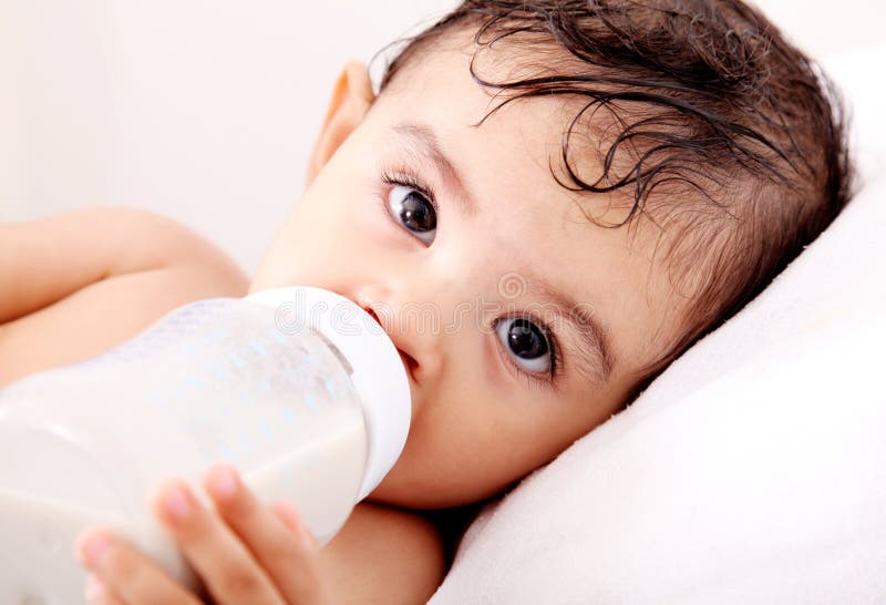 De melk van de baby stock afbeeldingen De melk van de baby stock afbeeldingen