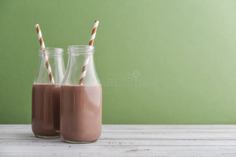Twee flessen chocolademelk stock afbeelding