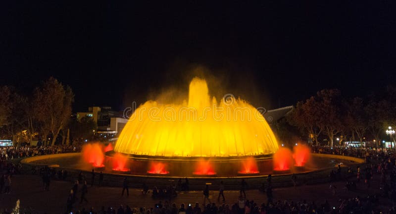 De menigten van mensen bij de kleurrijke licht & waterfontein tonen Nacht in Barcelona, Spanje, bij de magische fontein stock afbeeldingen De menigten van mensen bij de kleurrijke licht & waterfontein tonen Nacht in Barcelona, Spanje, bij de magische fontein stock afbeeldingen