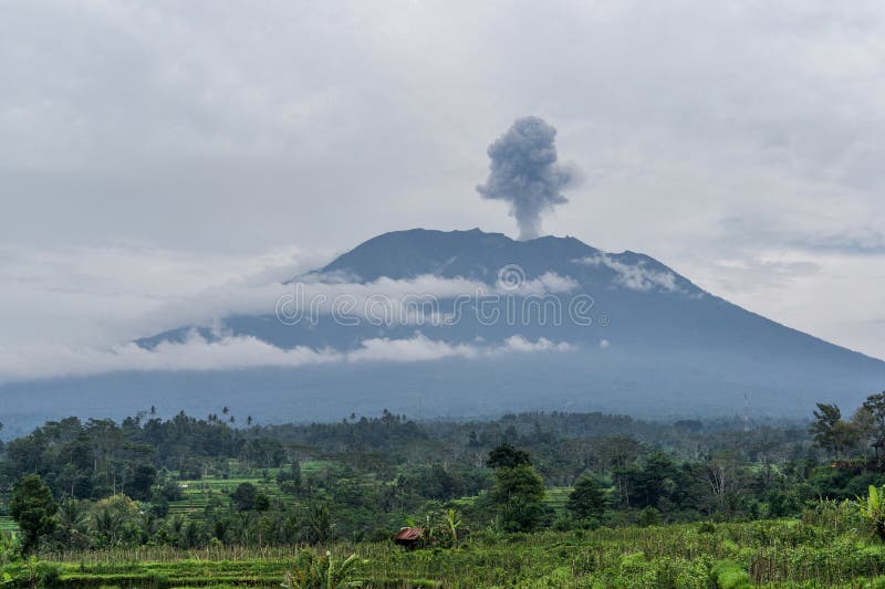 De mening van de Agungvulkaanuitbarsting dichtbij padievelden, Bali stock fotografie De mening van de Agungvulkaanuitbarsting dichtbij padievelden, Bali stock fotografie