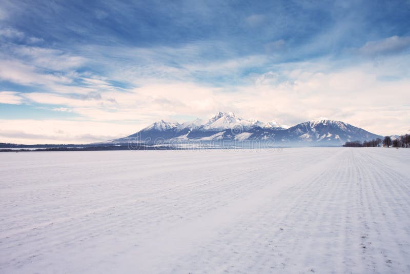 De mening van berg bereikt en sneeuw in de wintertijd, Hoge Tatras een hoogtepunt royalty-vrije stock fotografie De mening van berg bereikt en sneeuw in de wintertijd, Hoge Tatras een hoogtepunt royalty-vrije stock fotografie