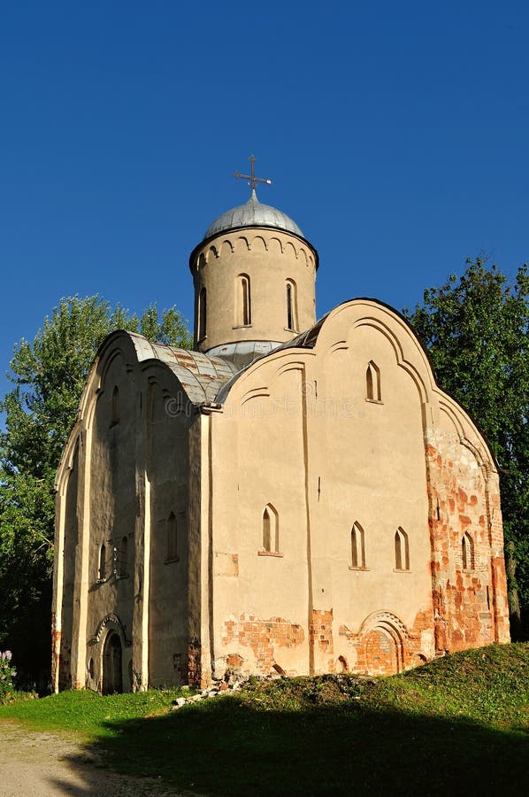 De mening van de de lentezonsondergang van kerk van Peter en Paul in Slavna in Veliky Novgorod, Rusland stock afbeeldingen De mening van de de lentezonsondergang van kerk van Peter en Paul in Slavna in Veliky Novgorod, Rusland stock afbeeldingen