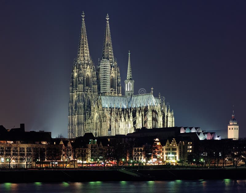De mening van de nacht van de Kathedraal van Keulen, Duitsland stock fotografie De mening van de nacht van de Kathedraal van Keulen, Duitsland stock fotografie