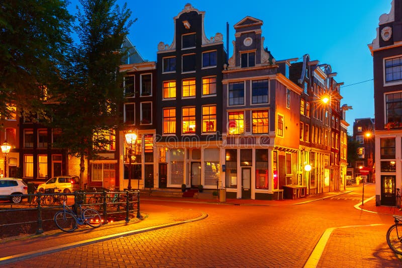 De mening van de nachtstad van de huizen van Amsterdam stock foto De mening van de nachtstad van de huizen van Amsterdam stock foto