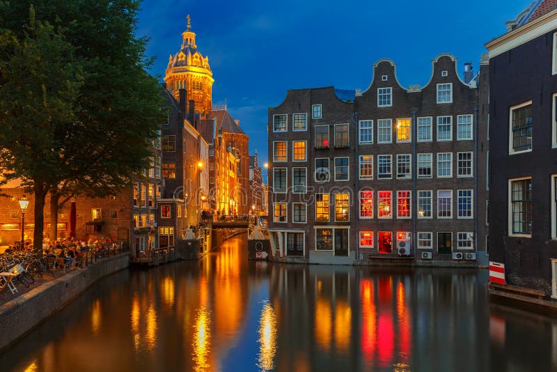De mening van de nachtstad van het kanaal, de kerk en bri van Amsterdam stock foto De mening van de nachtstad van het kanaal, de kerk en bri van Amsterdam stock foto