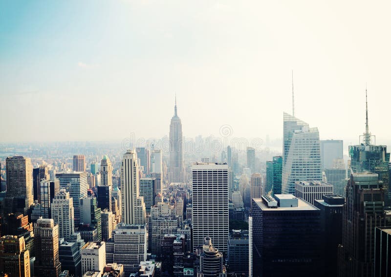 De mening van de Stad van New York met de bouw van de Staat van het Imperium stock fotografie De mening van de Stad van New York met de bouw van de Staat van het Imperium stock fotografie