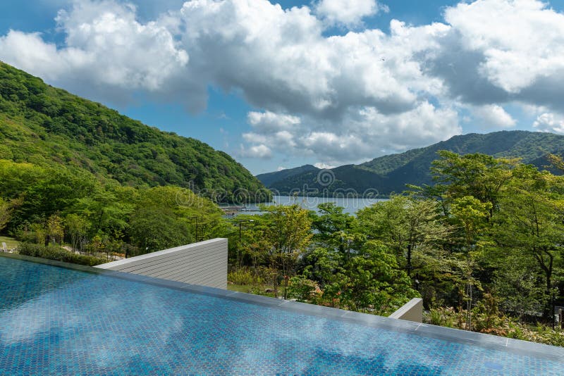 De mening van het hotelmeer op Ashi en zet Fuji, Hakone - Japan op royalty-vrije stock foto De mening van het hotelmeer op Ashi en zet Fuji, Hakone - Japan op royalty-vrije stock foto