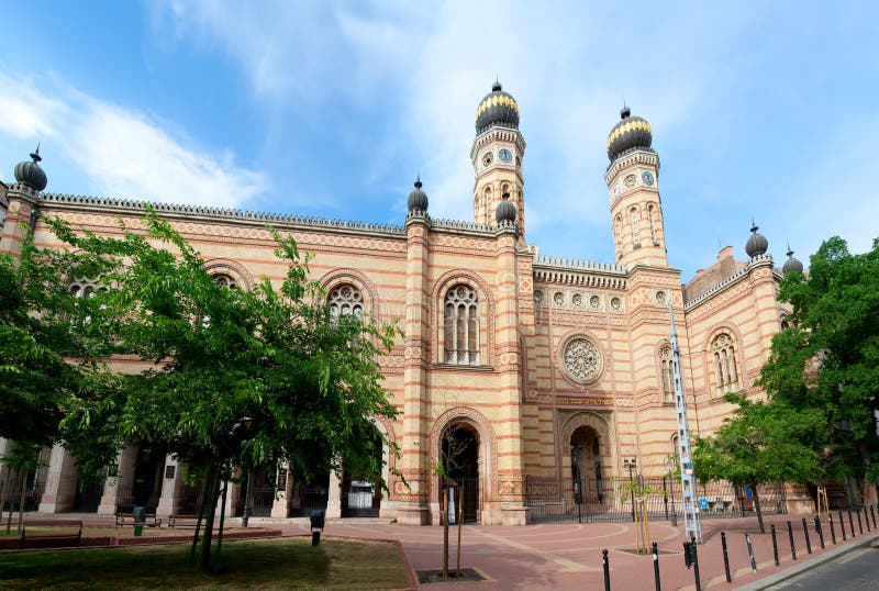 De mening van het perspectief aan oriëntatiepunt overladen Joodse tempel royalty-vrije stock afbeeldingen De mening van het perspectief aan oriëntatiepunt overladen Joodse tempel royalty-vrije stock afbeeldingen