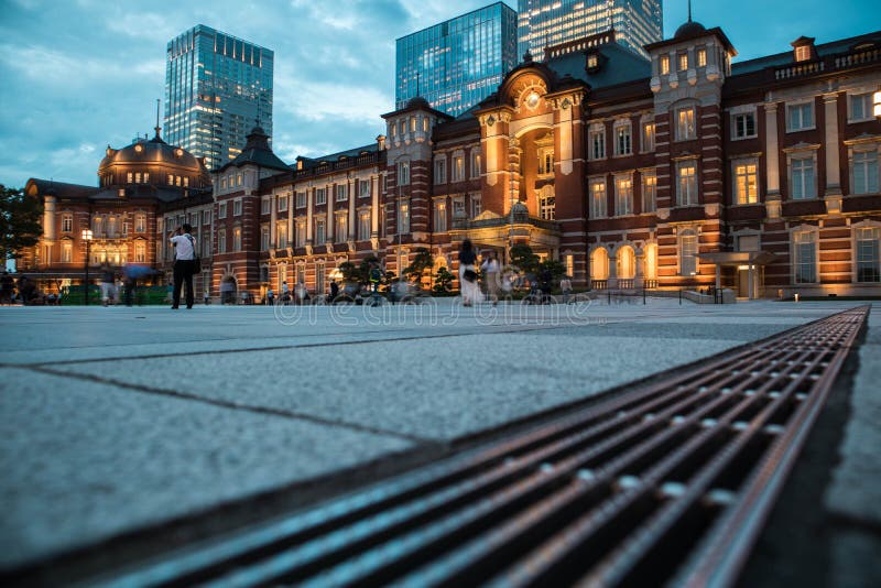 De mening van het de Postplein van Tokyo tijdens schemering Selectieve nadruk De richtlijn van het landschap stock afbeelding De mening van het de Postplein van Tokyo tijdens schemering Selectieve nadruk De richtlijn van het landschap stock afbeelding