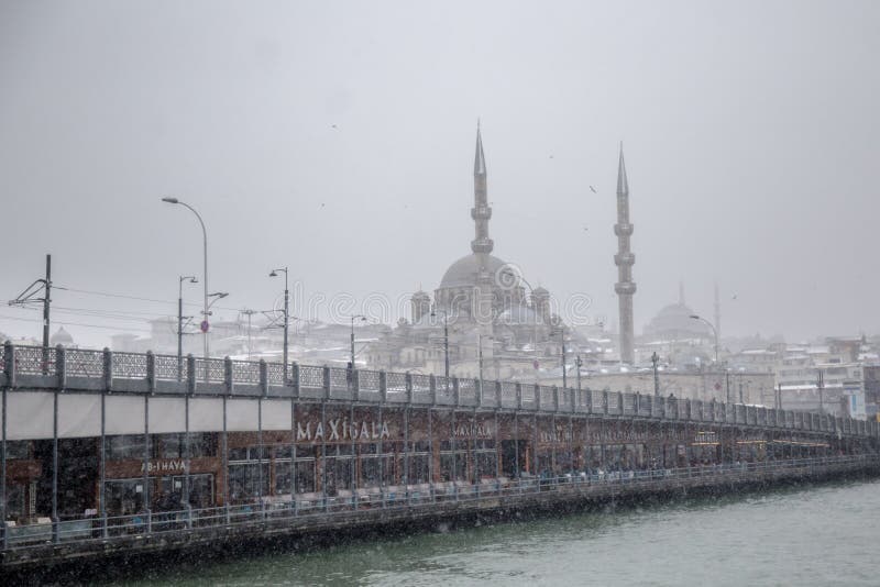 De mening van het de winterzeegezicht van de Populaire Nieuwe Brug van Mosgue en Galata- stock afbeelding De mening van het de winterzeegezicht van de Populaire Nieuwe Brug van Mosgue en Galata- stock afbeelding