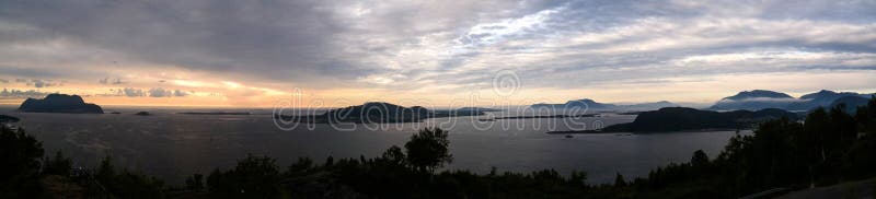 De mening van het zonsondergangpanorama aan Alesund vanuit Fjellstua-gezichtspunt, Noorwegen stock afbeeldingen De mening van het zonsondergangpanorama aan Alesund vanuit Fjellstua-gezichtspunt, Noorwegen stock afbeeldingen