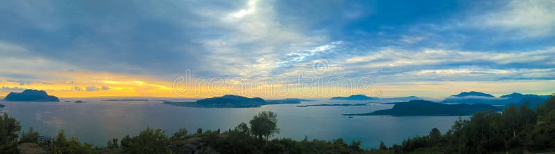 De mening van het zonsondergangpanorama aan Alesund vanuit Fjellstua-gezichtspunt, Noorwegen royalty-vrije stock fotografie De mening van het zonsondergangpanorama aan Alesund vanuit Fjellstua-gezichtspunt, Noorwegen royalty-vrije stock fotografie