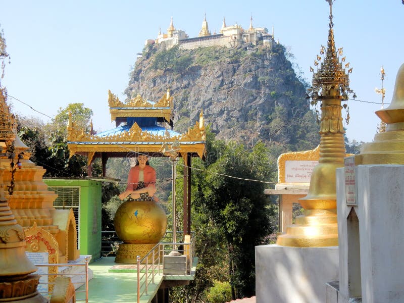 De mening van klooster Taung Kalat, zet Popa, Boeddhistische tempel en het beeld van Boedha, Myanmar op royalty-vrije stock foto's De mening van klooster Taung Kalat, zet Popa, Boeddhistische tempel en het beeld van Boedha, Myanmar op royalty-vrije stock foto's