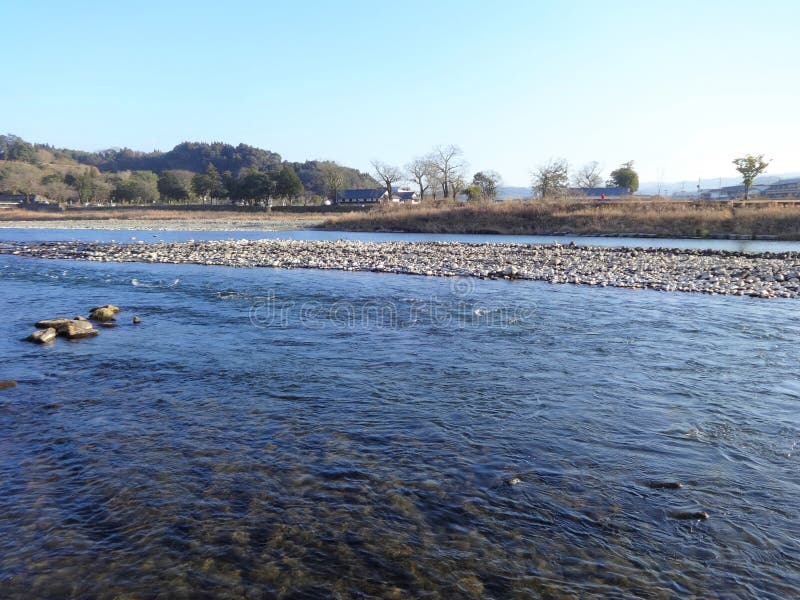 De mening van de Kuma-Rivier van de bank in Hitoyoshi-Stad, Japan stock foto's De mening van de Kuma-Rivier van de bank in Hitoyoshi-Stad, Japan stock foto's
