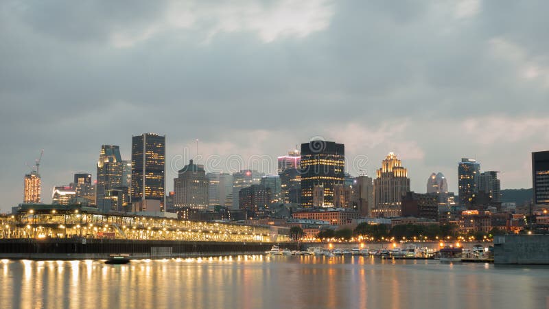 De Mening van de nachtstad van de oude haven van Montreal, Montreal, Quebec, Canada royalty-vrije stock afbeelding De Mening van de nachtstad van de oude haven van Montreal, Montreal, Quebec, Canada royalty-vrije stock afbeelding