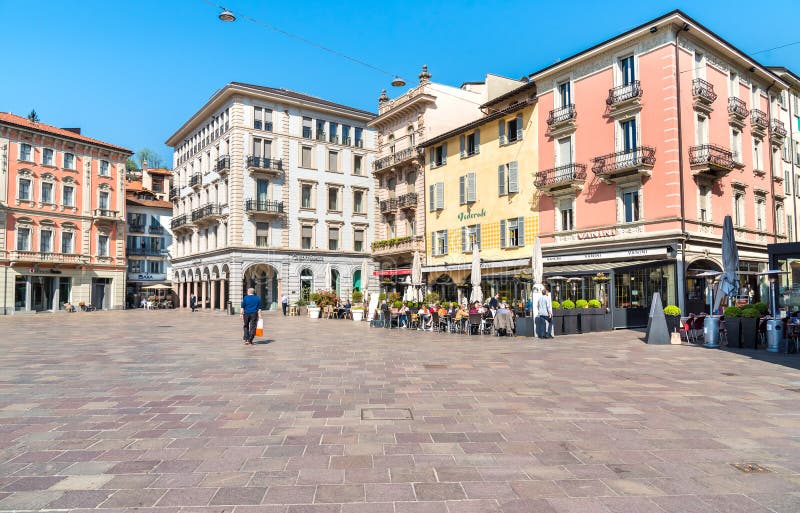 De mening van Piazza della Riforma met vele bars, restaurants en bistros, is hoofdvierkant in het historische centrum van Lugano stock afbeeldingen De mening van Piazza della Riforma met vele bars, restaurants en bistros, is hoofdvierkant in het historische centrum van Lugano stock afbeeldingen