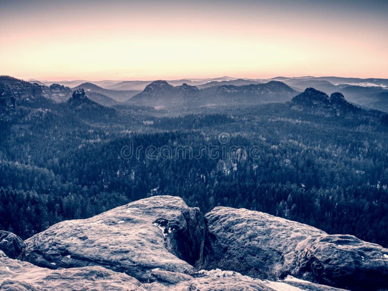 De mening van rots aan verre horizon met lichte stralen en de lens flakkeren effect stock fotografie De mening van rots aan verre horizon met lichte stralen en de lens flakkeren effect stock fotografie