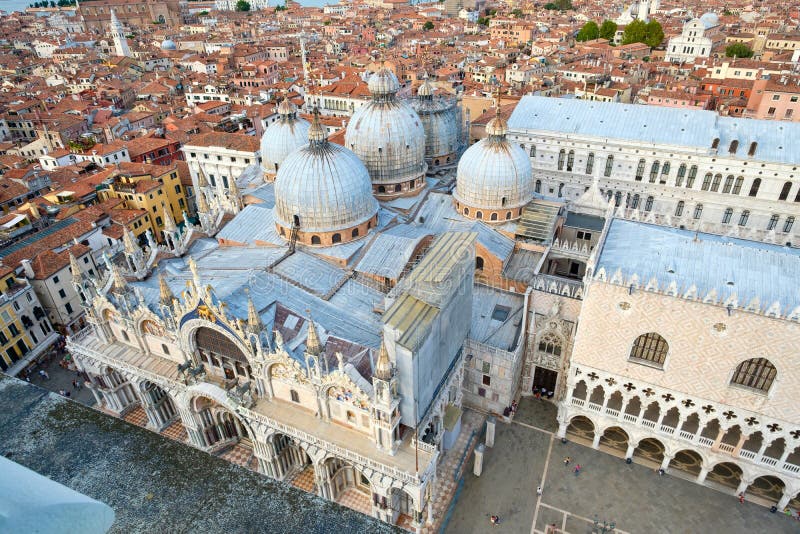 De mening van de stad van Venetië met St merkt Basiliek en het Dogepaleis stock afbeelding De mening van de stad van Venetië met St merkt Basiliek en het Dogepaleis stock afbeelding