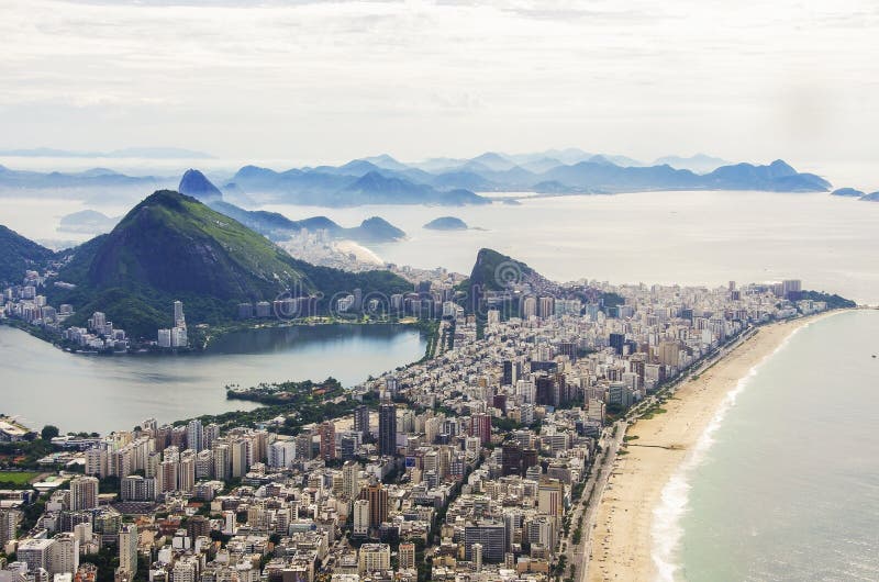 De mening van de zonsondergang van het Brood en Botafogo van de bergSuiker in Rio de Janeiro brazilië stock afbeeldingen De mening van de zonsondergang van het Brood en Botafogo van de bergSuiker in Rio de Janeiro brazilië stock afbeeldingen