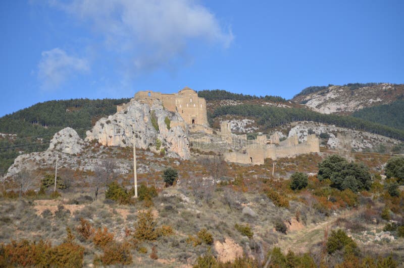 De meningen van Riglos-Dorp van Roman Castle Of Loarre Dating van de 11de Eeuw werden het gebouwd door Koning Sancho III Landscha royalty-vrije stock foto De meningen van Riglos-Dorp van Roman Castle Of Loarre Dating van de 11de Eeuw werden het gebouwd door Koning Sancho III Landscha royalty-vrije stock foto