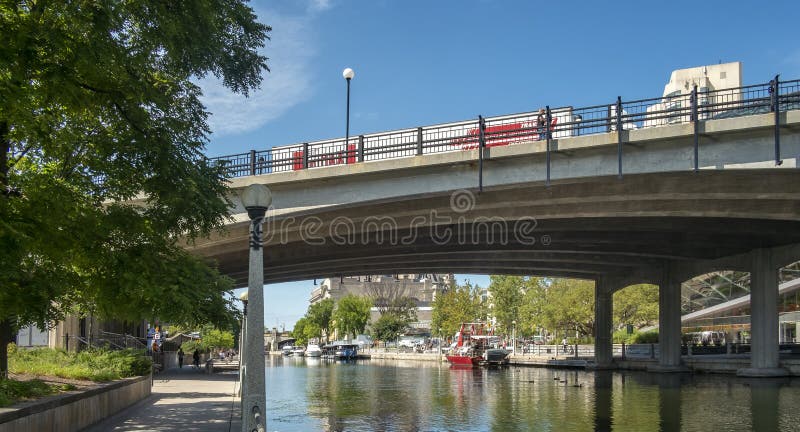 De meningsstad van het Rideaukanaal van Ottawa stock foto's De meningsstad van het Rideaukanaal van Ottawa stock foto's
