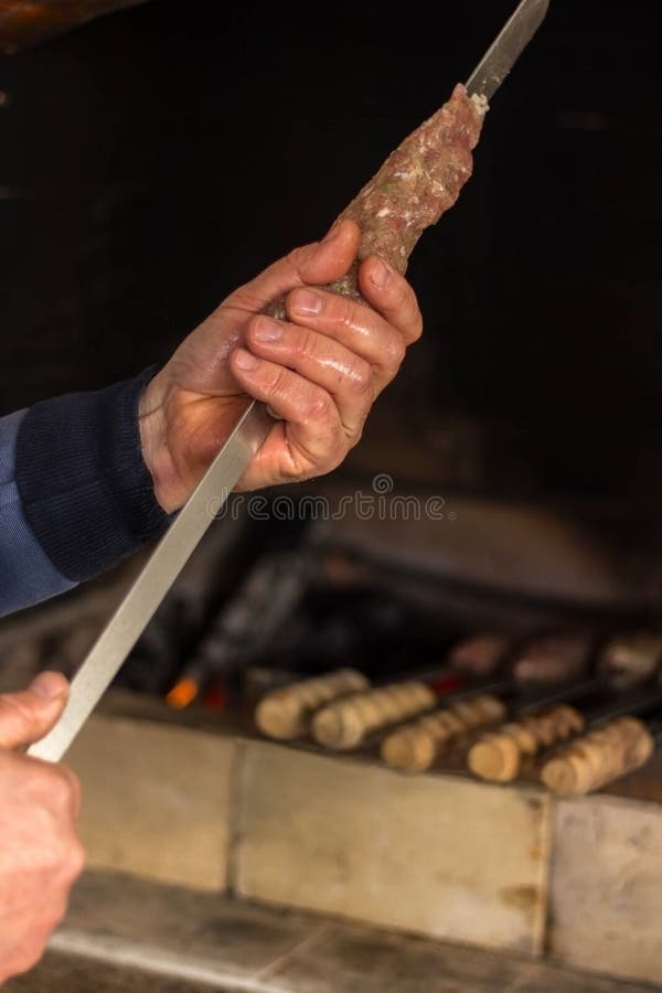 De mens bereidt het gehakt voor kebab en koteletten voor Het diner van de familie Fotoreeks royalty-vrije stock afbeelding De mens bereidt het gehakt voor kebab en koteletten voor Het diner van de familie Fotoreeks royalty-vrije stock afbeelding