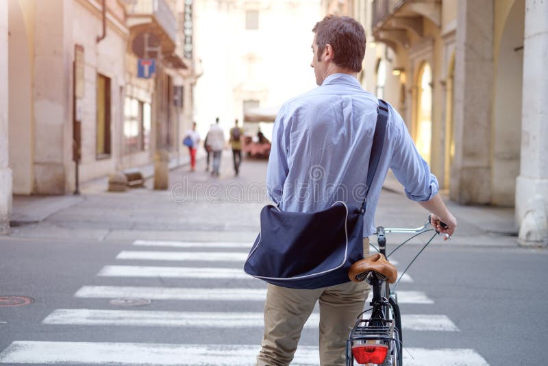 De mens bevindt zich kruisend de stadsstraat royalty-vrije stock afbeelding De mens bevindt zich kruisend de stadsstraat royalty-vrije stock afbeelding