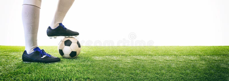 De mens controleert een voetbalbal op het gras royalty-vrije stock foto De mens controleert een voetbalbal op het gras royalty-vrije stock foto
