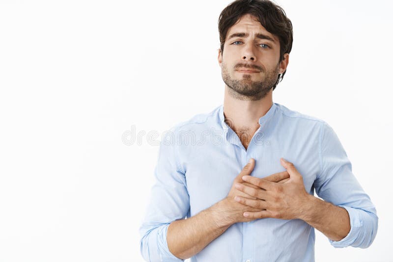 De mens die in liefde bekennen die als hart het breken van één voelen kijkt Portret van hartstochtelijke rijpe kerel met baard en stock foto's De mens die in liefde bekennen die als hart het breken van één voelen kijkt Portret van hartstochtelijke rijpe kerel met baard en stock foto's