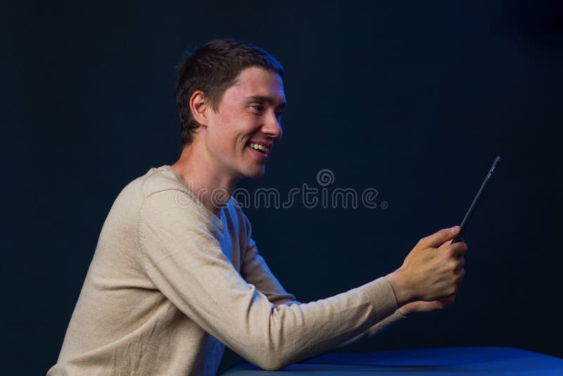 De mens gebruikt tabletcomputer voor mededeling in praatje of videopraatje Sociaal media concept stock fotografie De mens gebruikt tabletcomputer voor mededeling in praatje of videopraatje Sociaal media concept stock fotografie