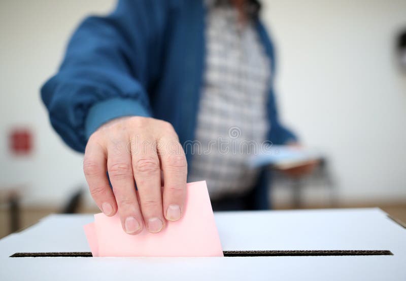 De mens giet zijn stemming bij verkiezingen royalty-vrije stock foto De mens giet zijn stemming bij verkiezingen royalty-vrije stock foto