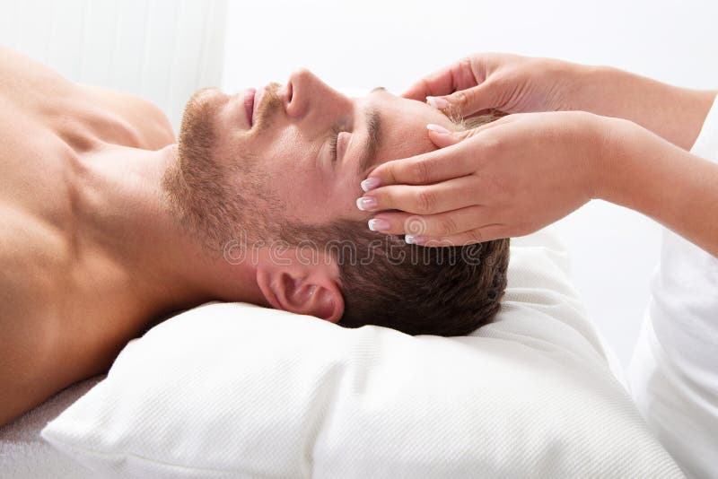 De mens heeft massage in kuuroord royalty-vrije stock fotografie De mens heeft massage in kuuroord royalty-vrije stock fotografie