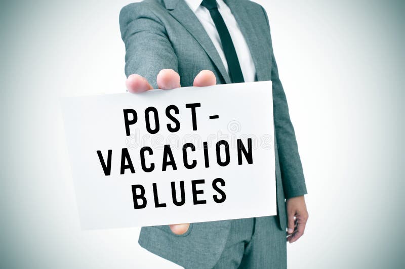 De mens in kostuum toont een uithangbord met de blauw van de tekst post-vakantie, stock foto De mens in kostuum toont een uithangbord met de blauw van de tekst post-vakantie, stock foto