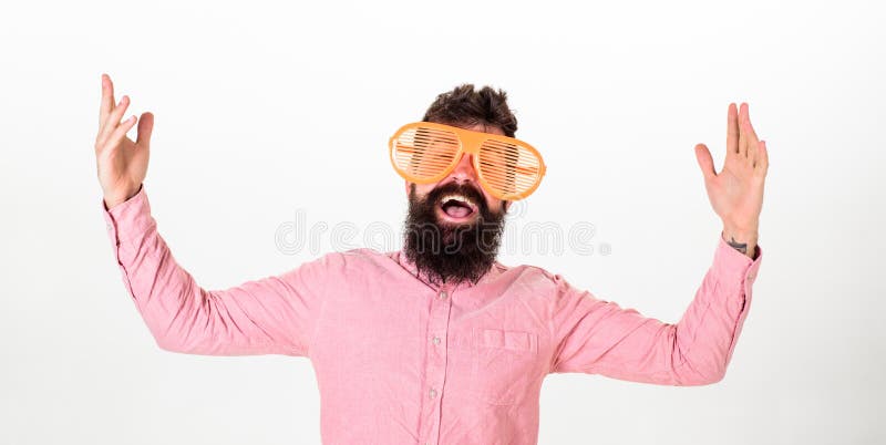 De mens met baard en snor op gelukkig gezicht draagt grappige grote oogglazen, witte achtergrond Vrolijk stemmingsconcept hipster royalty-vrije stock fotografie De mens met baard en snor op gelukkig gezicht draagt grappige grote oogglazen, witte achtergrond Vrolijk stemmingsconcept hipster royalty-vrije stock fotografie
