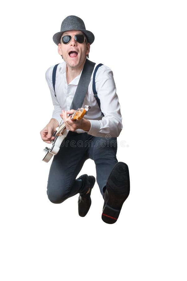De mens met hoed speelt elektrische gitaar en springt royalty-vrije stock foto De mens met hoed speelt elektrische gitaar en springt royalty-vrije stock foto
