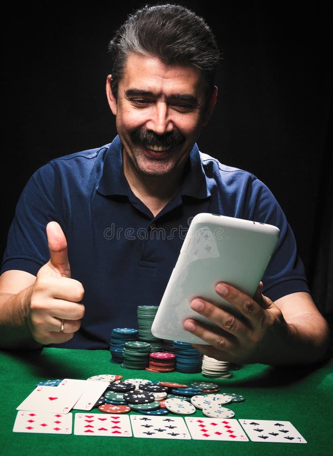 De mens speelt pook met online tablet Emotionele kaartspeler royalty-vrije stock foto De mens speelt pook met online tablet Emotionele kaartspeler royalty-vrije stock foto