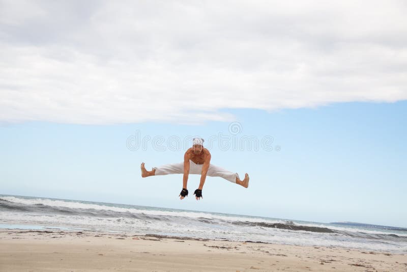 De mens springt de schop van de de vechtsportenstrijd van de sportkarate royalty-vrije stock foto De mens springt de schop van de de vechtsportenstrijd van de sportkarate royalty-vrije stock foto