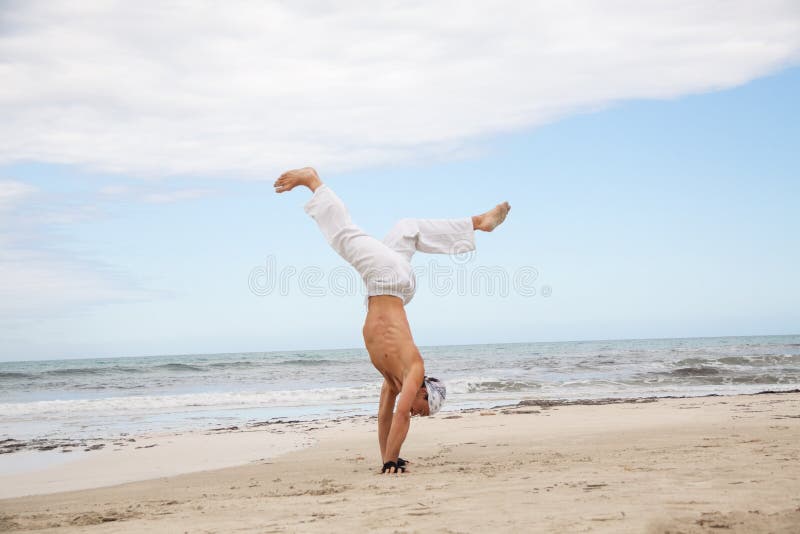 De mens springt de schop van de de vechtsportenstrijd van de sportkarate royalty-vrije stock fotografie De mens springt de schop van de de vechtsportenstrijd van de sportkarate royalty-vrije stock fotografie