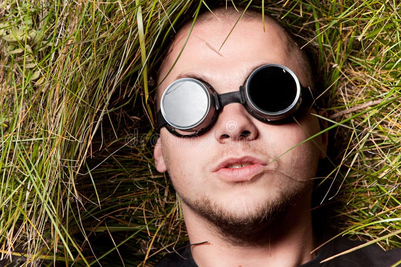 De mens staart aan u door glazen, denkt over het stock afbeeldingen De mens staart aan u door glazen, denkt over het stock afbeeldingen