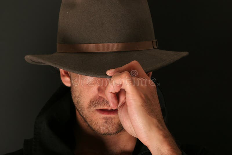 De mens van de geheimzinnigheid met hoed stock foto's De mens van de geheimzinnigheid met hoed stock foto's