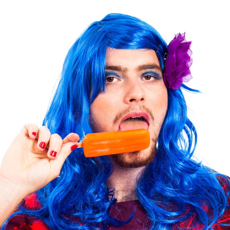 De mens van de travestiet met pop ijs stock afbeelding De mens van de travestiet met pop ijs stock afbeelding