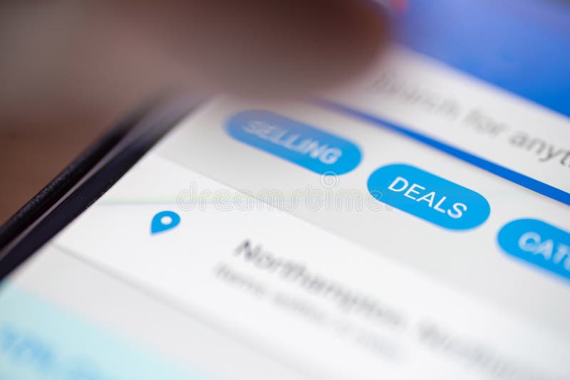 De menselijke vingerduim over Overeenkomsten knoopt pictogram bij het winkelen app op de close-up van het smartphonescherm dicht royalty-vrije stock foto's De menselijke vingerduim over Overeenkomsten knoopt pictogram bij het winkelen app op de close-up van het smartphonescherm dicht royalty-vrije stock foto's