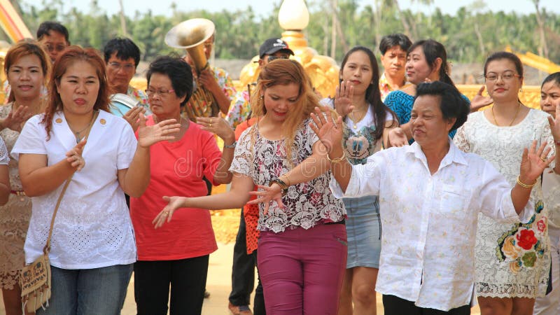 De mensen dansen en lopen bij Thaise tempel stock afbeeldingen De mensen dansen en lopen bij Thaise tempel stock afbeeldingen