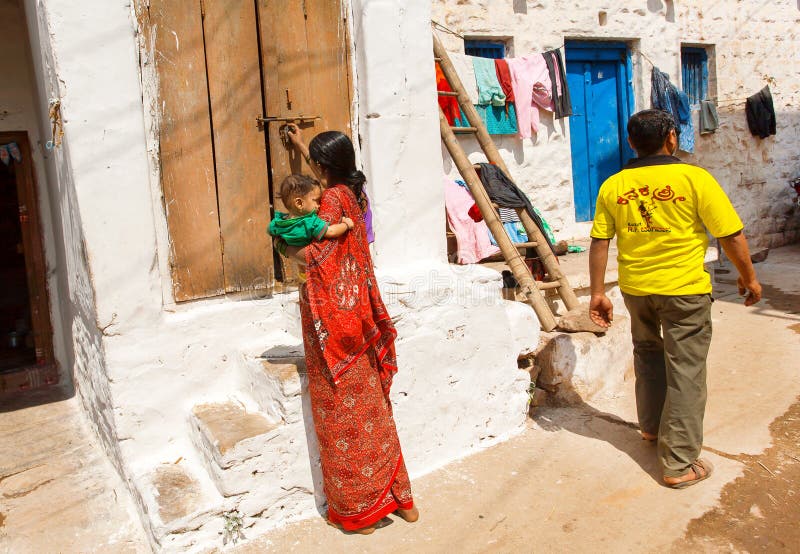 De mensen die in slechte plattelandshuisjes van smalle straat van traditionele stad in Karnataka leven verklaren royalty-vrije stock afbeeldingen De mensen die in slechte plattelandshuisjes van smalle straat van traditionele stad in Karnataka leven verklaren royalty-vrije stock afbeeldingen