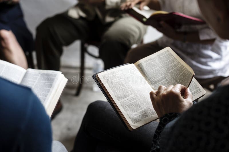De mensen die van het groepschristendom bijbel samen lezen