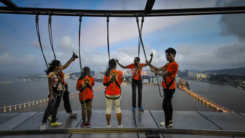 De mensen die vóór bungee springen en hemelgang opleiden royalty-vrije stock afbeelding De mensen die vóór bungee springen en hemelgang opleiden royalty-vrije stock afbeelding