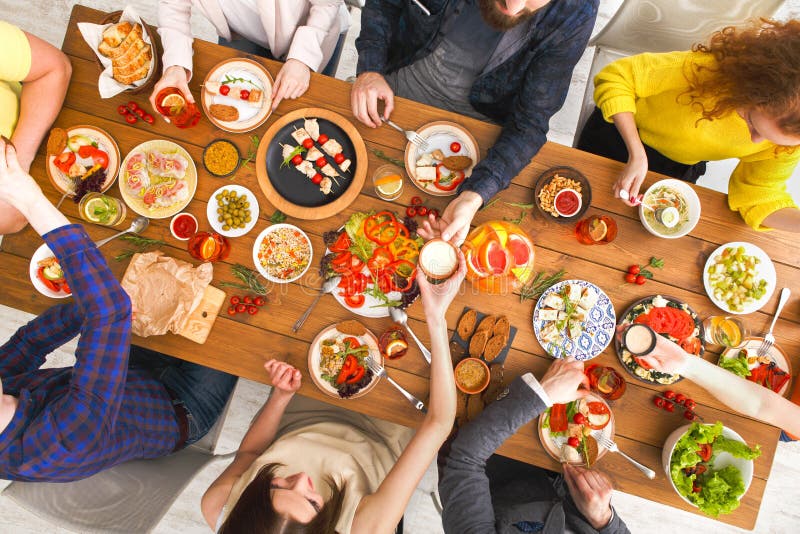 De mensen eten gezonde maaltijd bij de gediende partij van het lijstdiner royalty-vrije stock afbeeldingen De mensen eten gezonde maaltijd bij de gediende partij van het lijstdiner royalty-vrije stock afbeeldingen