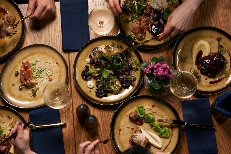 De mensen eten gezonde maaltijd en de feestelijke lijst van de drankalcohol stock afbeelding De mensen eten gezonde maaltijd en de feestelijke lijst van de drankalcohol stock afbeelding